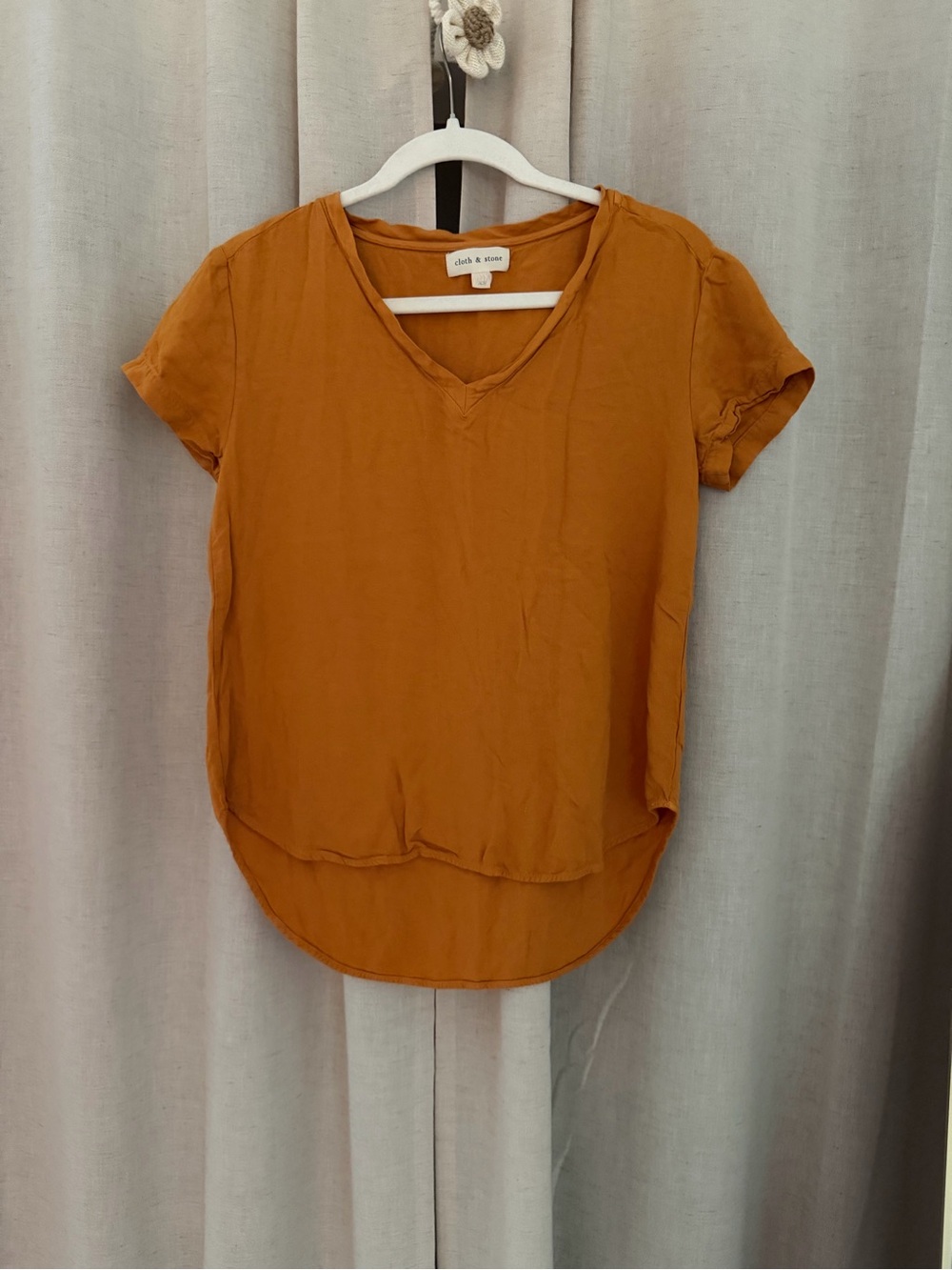 cloth & stone Short Sleeve V-Neck Top in Rust Orange